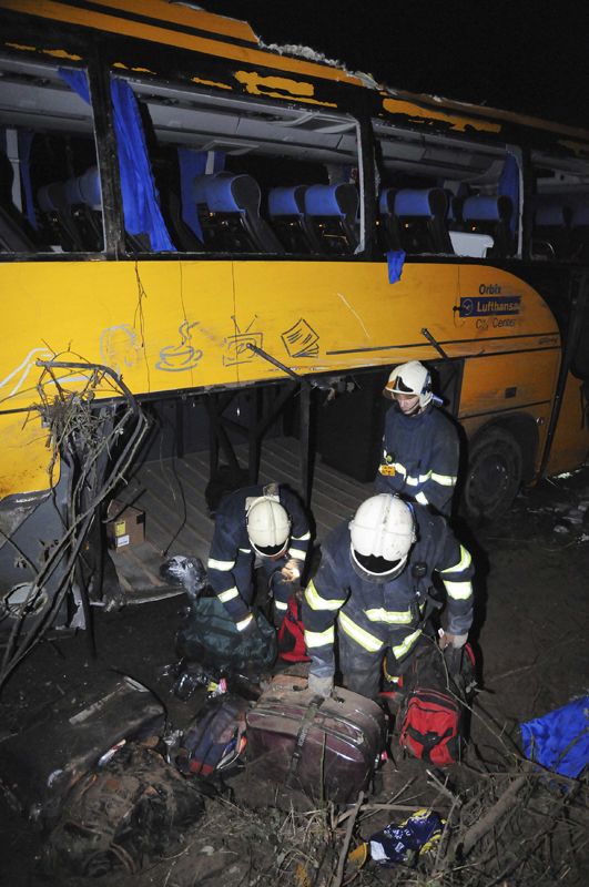 Slovenští hasiči odbavují vrak autobusu linky Bardějov-Praha. | Foto: Reuters