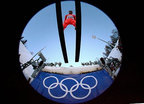 Rakouský sdruženář Felix Gottwald při skoku. | Foto: Reuters