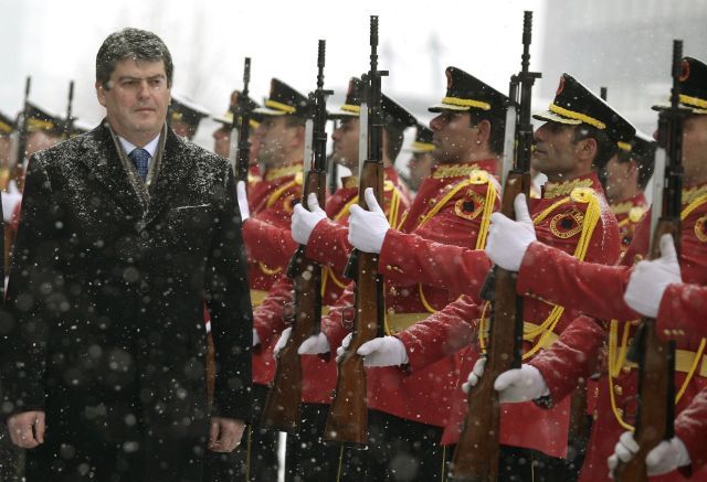 Albánský prezident Bamir Topi po příjezdu na návštěvu Kosova před nastoupenou prezidentskou stráží v Prištině. | Foto: Reuters