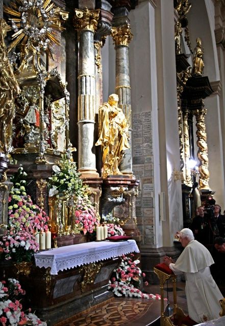 který je slavnostně vyzdoben spoustou čerstvých květin. | Foto: Reuters