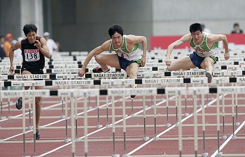 Účastníci finalového běhu na 110 metrů překonávají překážky na mítinku v IAAF v Ósace. | Foto: Reuters