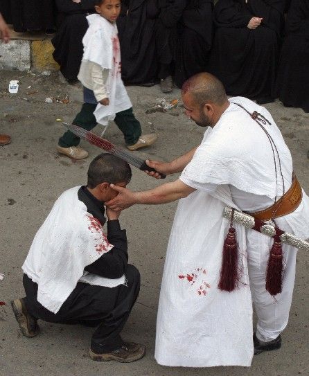 Lidé jdou v průvodu a noži se zraňují na zátylcích a bičují se důtkami nebo řetězy na znamení žalu nad Husajnovou smrtí a účasti s jeho utrpením. | Foto: Reuters