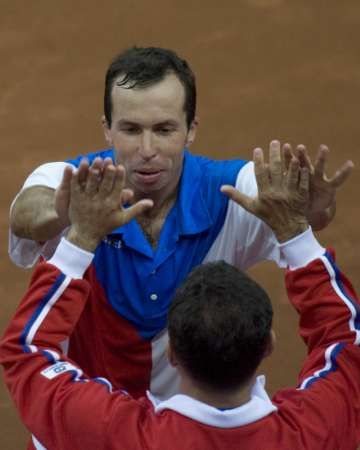 Radek Štěpánek oslavuje se spoluhráči výhru nad Igorem Andrejevem. | Foto: Reuters