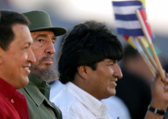 Fidel Castro se dostává z izolace: nejdřív se "skamarádil" s Hugo Chávezem a na konci miulého roku získal dalšího prezidenta-spojence, Eva Moralese | Foto: Reuters