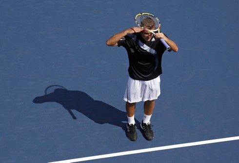 Ruský tenista Michael Južnyj a jeho vítězné gesto po výhře na Francouzem Mathieuem. | Foto: Sport