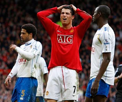 Typický obrázek zápasu, Manchester (na snímku Ronaldo) mohl litovat mnoha zahozených šancí | Foto: Reuters