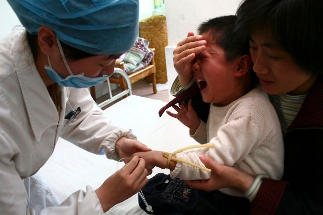 Čínští lékaři mají nyní plné ruce práce. Podle státních médií však úřady reagují pozdě. | Foto: Reuters