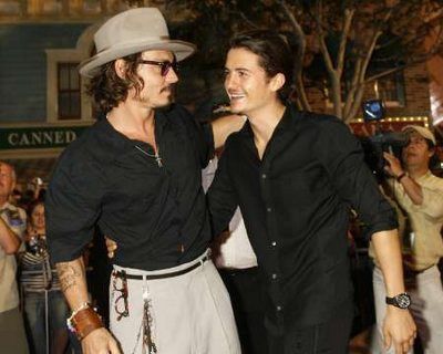 Johnny Depp a Orlando Bloom na světové premiéře Pirátů z Karibiku: Truhla mrtvého muže v losangeleském Disneylandu | Foto: Reuters