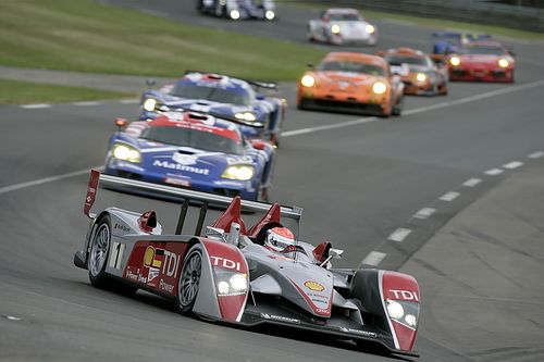 Emmanuele Pirro se svým Audi R10 v čele skupiny vozů při závodě 24 hodin v Le Mans. | Foto: Audi