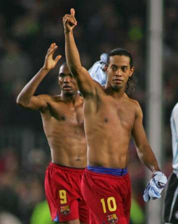 Ronaldinho a Samuel Eto'o slaví postup Barcelony do čtvrtfinále Ligy mistrů. | Foto: Aktuálně.cz