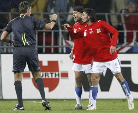 Marek Jankulovski a Tomáš Ujfaluši se snažili domluvit sudímu Rosettimu italsky. Ani to nepomohlo. | Foto: Reuters