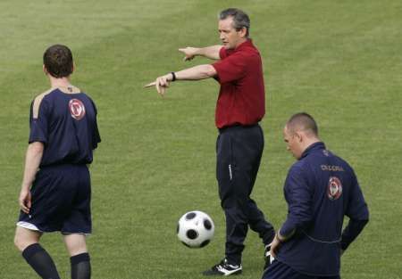 Kouč George Burley udílí pokyny při tréninku Skotů na Letné. | Foto: Reuters