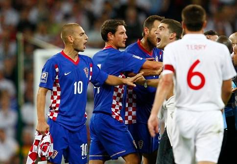 Chorvatský fanoušek na hřišti ve Wembley | Foto: Reuters