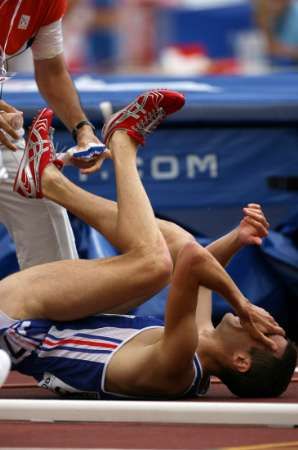 Francouzký běžec Vincent le Dauphin skončil účast v semifinále běhu na 3 km překážek v bolestech po pádu. | Foto: Reuters