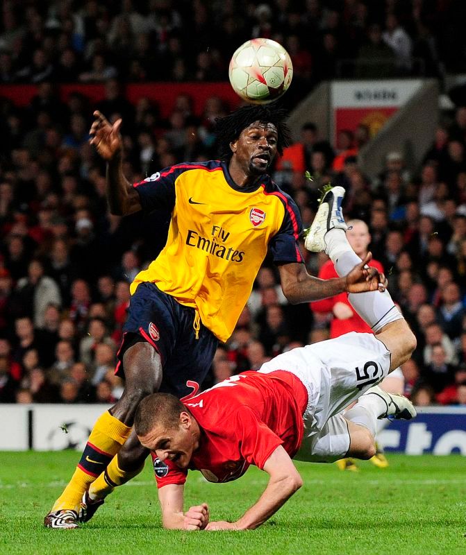 Nemanja Vidic a Emmanuel Adebayor. | Foto: Reuters