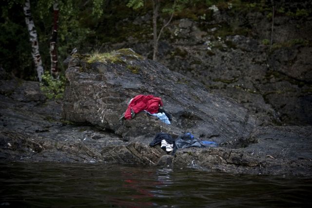 Druhé místo, Aktuality - Série. Niclas Hammerstrom z deníku Aftonbladet zachytil následky řádění Anderse Breivika na ostrově Utoya. | Foto: ČTK/AP/Niclas Hammerstrom, Aftonbladet