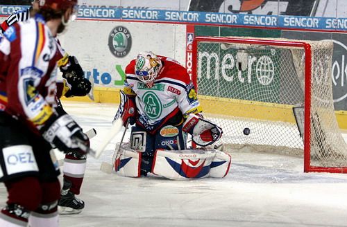 Pardubický brankář Ján Lašák inkasuje první gól od Sparty, který mu dal v přesilovce pěti proti třem Ondřej Kratěna. | Foto: Ondřej Besperát