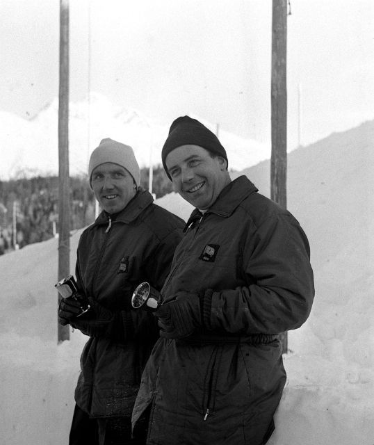 Zlatí britští sáňkaři Robin Dixon a Tony Nash na snímku z olympiády v rakouském Innsbrucku v roce 1964. | Foto: ČTK