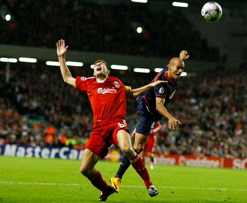 94. minuta. Steven Gerrard je faulován v pokutovém území Atletica Madrid. | Foto: Sport