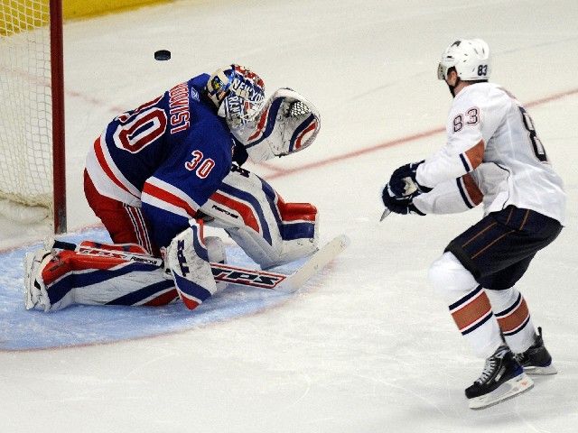 Aleš Hemský překonává v samostatných nájezdech gólmana New Yorku Rangers Henrika Lundqvista. | Foto: Reuters