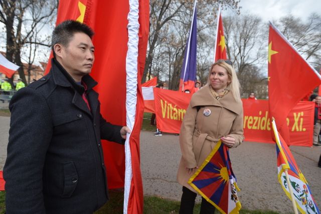 Příznivci i odpůrci čínského prezidenta se sešli na protestní akci proti nekritickému sbližování ČR a Číny na pražské Kampě (Praha, 29. březen 2016) | Foto: ČTK/Šulová Kateřina