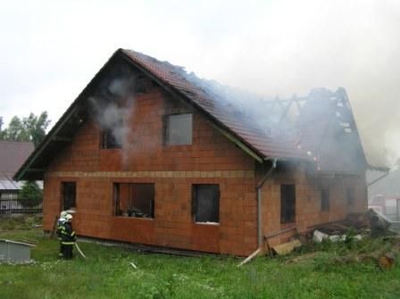 Požár novostavby v Klatovech po zásahu bleskem. | Foto: HZS Pk ÚO Klatovy