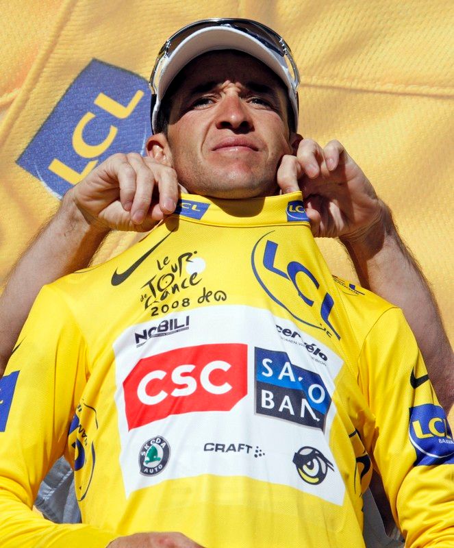 Carlos Sastre si na stupních vítězů obléká žlutý trikot. Udrží si jej až do cíle v Paříži? | Foto: Reuters