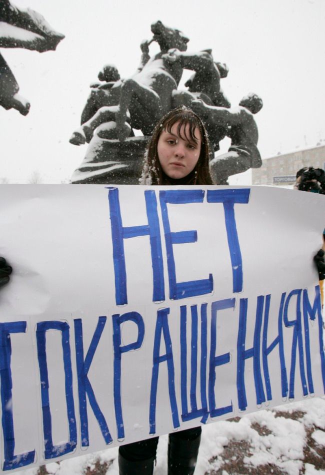 Moskva už má za sebou několik protestů proti finanční krizi, respektive vlažnému přístupu vlády k řešení. Demonstrantka drží plakát s nápisem "Ne škrtům". | Foto: Reuters