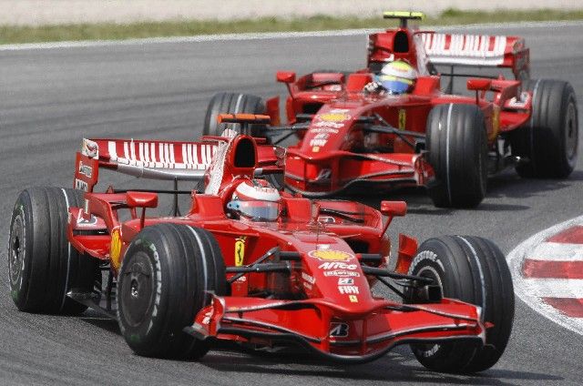 Kimi Räikkönen a Felipe Massa ze stáje Ferrari na čele Velké ceny Španělska. | Foto: Reuters