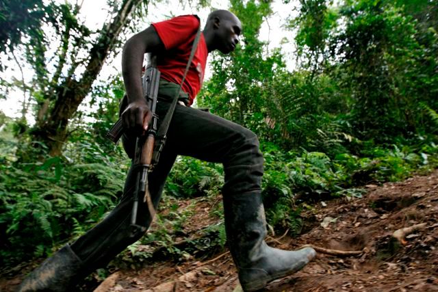 Skupinky bojovníků povstalecké FDLR se rozptýlily v těžko přístupných pralesích, aby se ukryly před vládními armádami dvou zemí. | Foto: Reuters