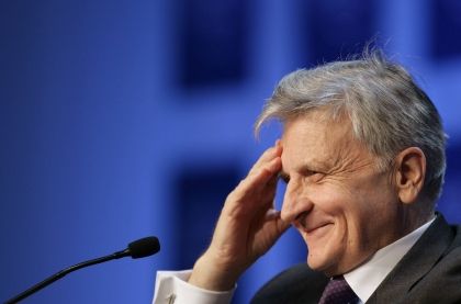 Prezident Evropské centrální banky Jean-Claude Trichet v Davosu kritizoval příliv kapitálu z rozvojových zemí do rozvinutých. "Tento jev není z dlouhodobého hlediska udržitelný. Není to v souladu se zájmy rozvojového světa ani se zájmy rozvinutého světa," prohlásil francouz Trichet. | Foto: Reuters/S.Derungs