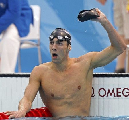 Michael Phelps je v cíli svého šestého zlatého závodu. | Foto: Reuters