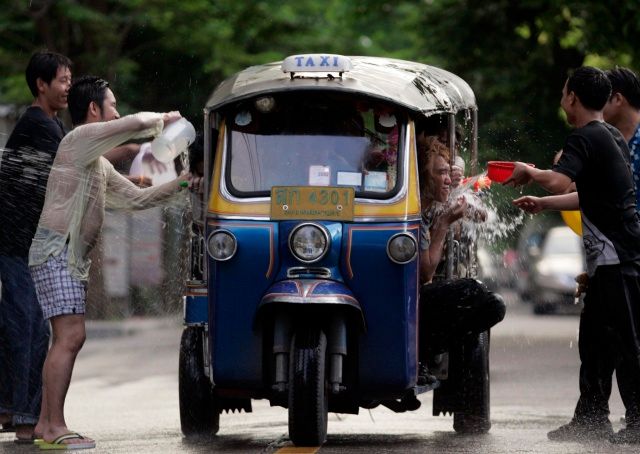 Bangkok se v médiích v posledních dnech objevoval zejména coby místo velkých protivládních demonstrací, oslavy Nového roku však probíhaly nezávisle na nich | Foto: Reuters