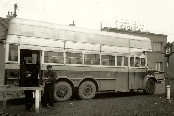 Autobus na plyn začal jezdit v pražské Michli v roce 1944. Jedna nádrž mu vydržela na asi 18 kilometrů | Foto: Plynárenské muzeum