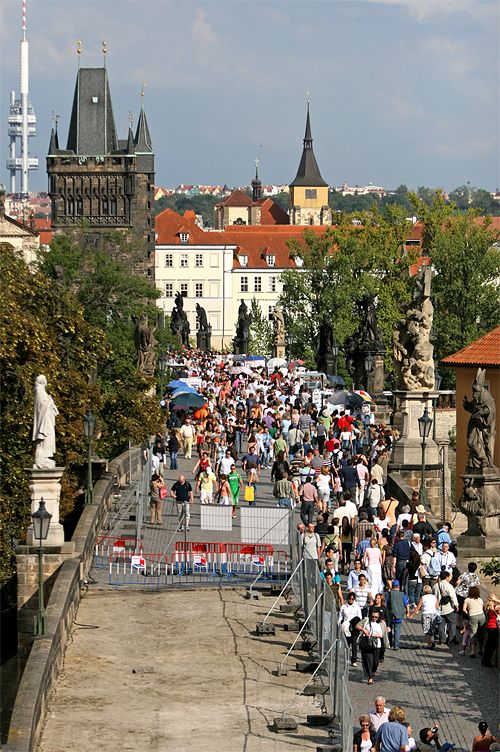 Na počátku stavebních prací je omezena průchodnost mostu na západní straně směrem k Malostranskému náměstí. | Foto: Tomáš Adamec, Aktuálně.cz