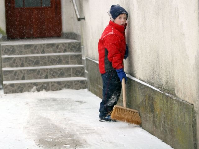 Nedočkavý chlapec čeká, až bude mít ve Sněžném na Pardubicku co zametat. | Foto: Aktuálně.cz, Ludvík Hradílek