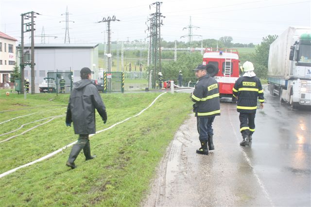 Hasiči v pohotovosti, budují zábrany, aby se voda z rozvodněné Olšavy v Uherském Brodě nedostala do rozvodny elektrického proudu | Foto: Tomáš Fránek