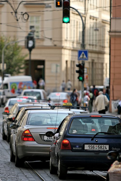 Podobná situace je prvě i na trase náhradní kyvadlové dopravy X23, ani autobus nemůže jet rychleji, než pomalá kolona automobilů. | Foto: Tomáš Adamec, Aktuálně.cz