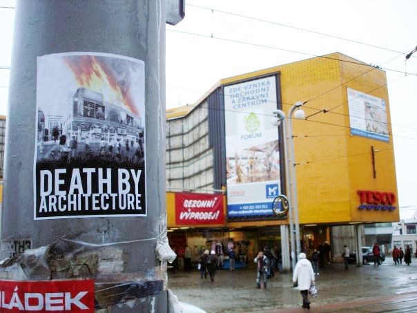 A znovu obchodní centrum Forum. Za ním obchodní dům Ještěd ze sedmdesátých let. Starý musí uvolnit místo novému. Ještěd totiž čeká demolice. Podle architektů to však automaticky neznamená že zde vyroste něco lepšího. Čeká se obyčejná krabice, jakých jsou již spousty. | Foto: Bohuslav Strejc