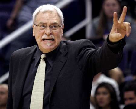 Kouč Phil Jackson z Los Angeles Lakers udílí pokyny svým svěřencům v zápase v Phoenixu. | Foto: Reuters