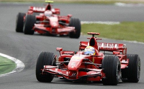 Pilot týmu Ferrari Felipe Massa vede Velkou cenu Francie formule 1 před stájovým kolegou Kimi Räikkönenem. | Foto: Reuters