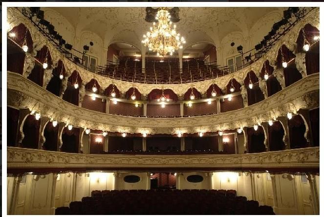 Městské divadlo v Karlových varech z roku 1886 je postaveno ve stylu pseudorokoka... | Foto: Městské divadlo Karlovy Vary