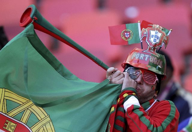 Příznivci Portugalska zatím viděli jen bezbrankovou remízu svého týmu. | Foto: Reuters