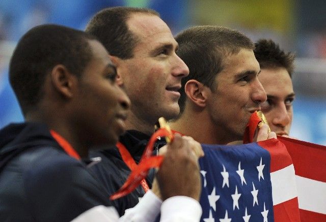 Jason Lezak (druhý zleva) zachránil medailové sny Michaela Phelpse. | Foto: Reuters