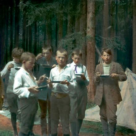 V roce 1912 vydal Svojsík knížku Základy junáctví, do které kromě něj přispěla řada českých spisovatelů (A. Jirásek, K. V. Rais, J. Guth-Jarkovský). Obálku nakreslil Mikoláš Aleš. V tomtéž roce Svojsík také uspořádal první skautský tábor v Lipnici, zúčastnilo se ho 13 chlapců. | Foto: Antonín Svojsík