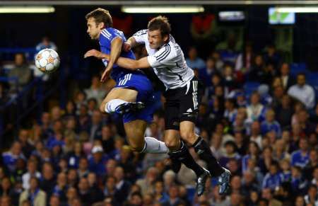 Útočník Chelsea Andrej Ševčenko v souboji s obráncem Rosneborgu Miikou Koppinenem. | Foto: Reuters