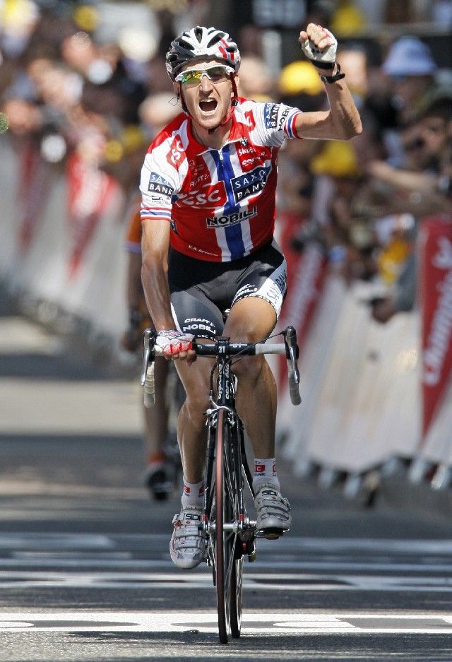 Norský cyklista Kurt-Asle Arvesen se raduje ze svého triumfu v 11. etapě Tour de France. | Foto: Reuters