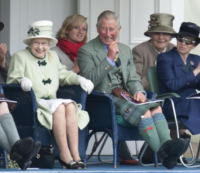 Na obrázku z roku 2010 rozesmátá královna Alžběta II., princ Charles v tradičním kiltu a úplně vpravo princezna Anna. | Foto: ČTK