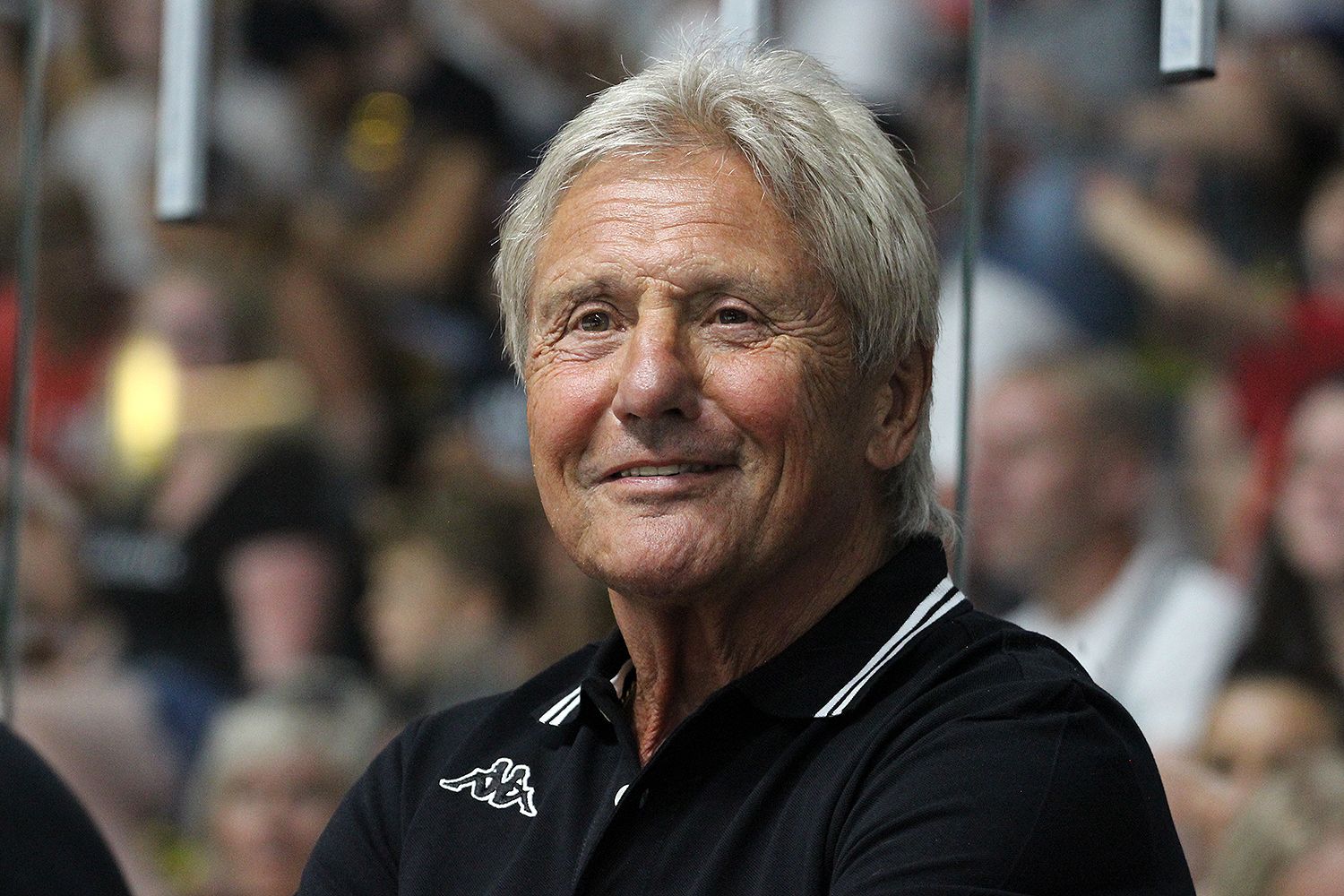 Cavyky kvůli vojně, Farda pak ze spárů komunistů utekl. Jako "cajzl" cepoval Růžičku