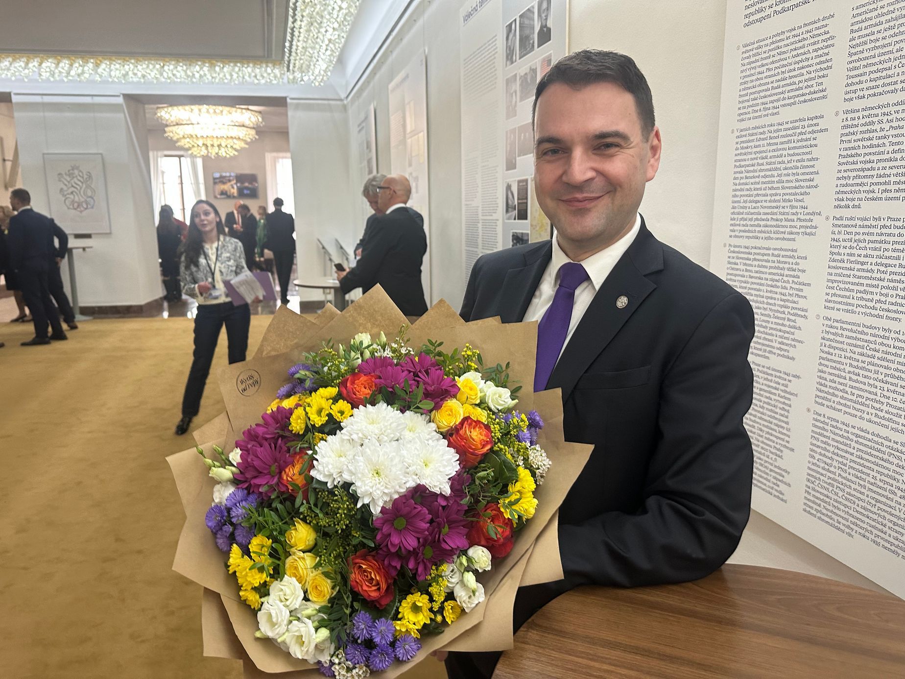 Macinka se omluvil šéfce Trikolory Majerové. Za ostrou nadávku jí dal velkou kytici